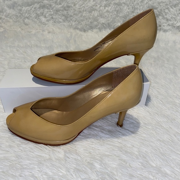 Stuart Weitzman peep toe patent pumps 2 1/2" heel - Picture 2 of 6